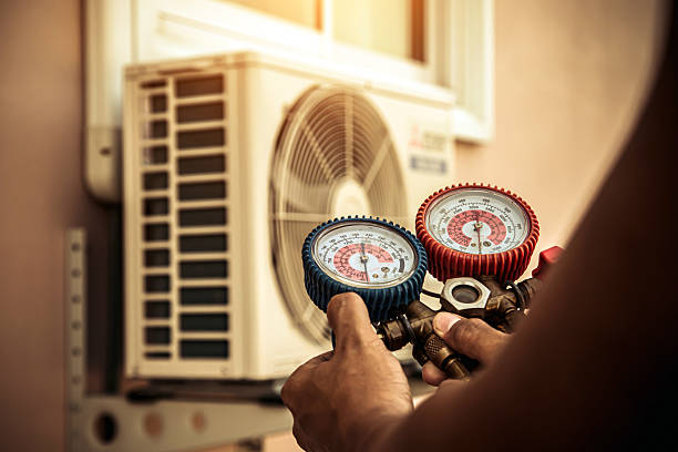 Professional Hvac technician working in Woodridge, IL